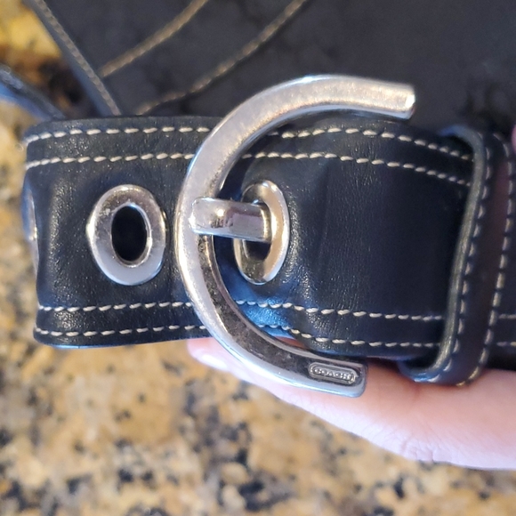 Black signature coach shoulder bag - Picture 5 of 8